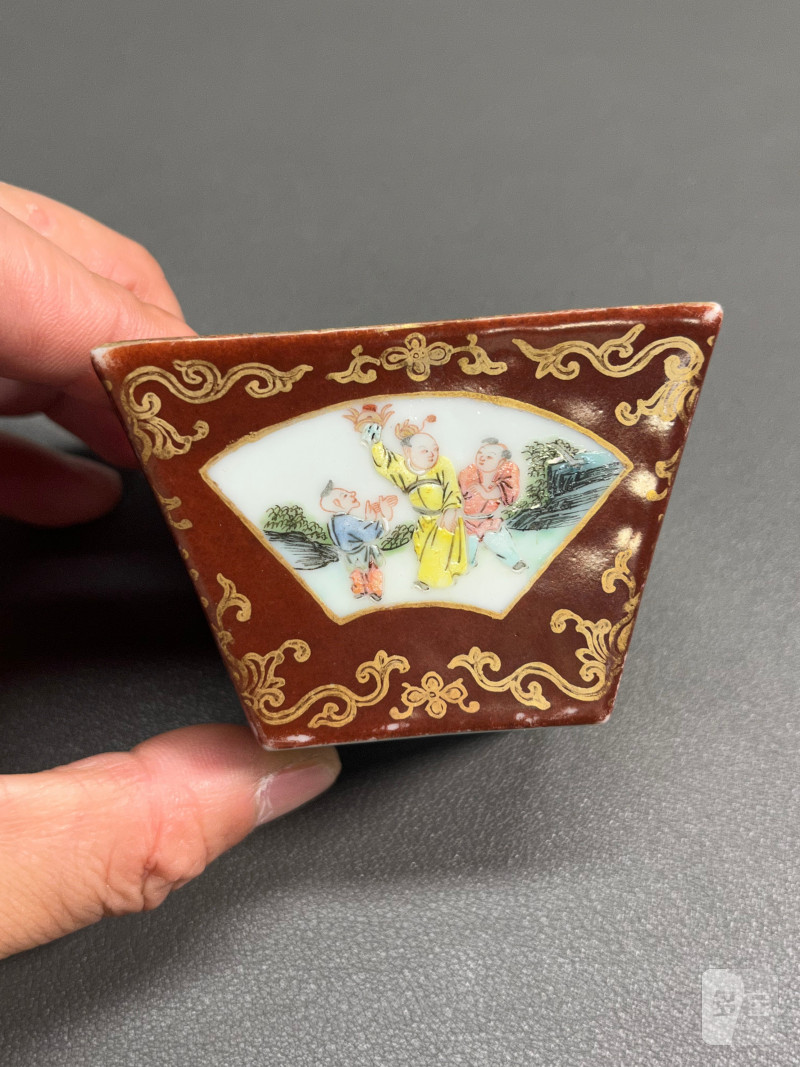 清乾隆  矾红描金开光粉彩人物花卉方斗杯 - 图6